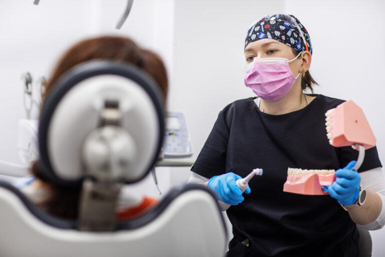 Krwawiące dziąsła. Czy można szczotkować zęby jeżeli powoduje to krwawienie dziąseł?