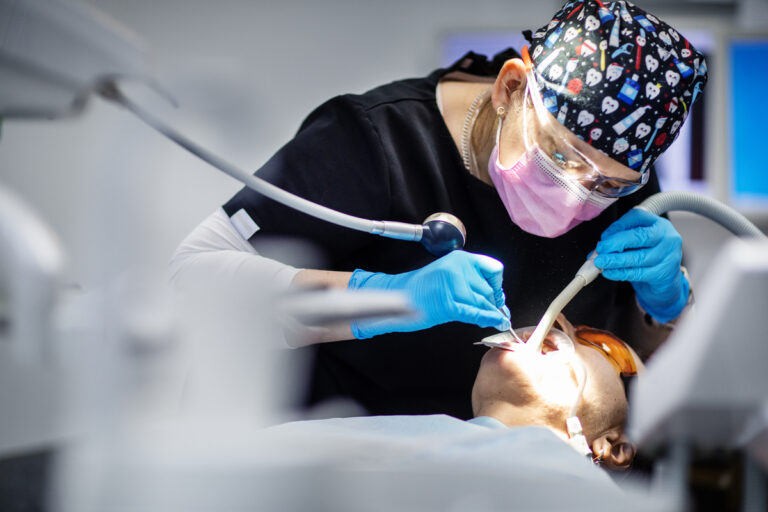 Implanty. Czy zabieg wszczepienia implantów jest bolesny?