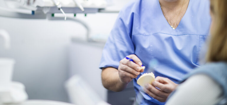 Implanty. Do jakiego wieku można wszczepiać implanty zębów?