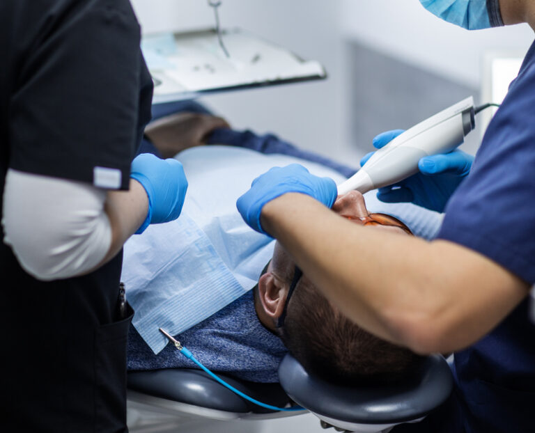 Implanty. Czy implanty są rozpoznawane przez wykrywacze metali na lotniskach?