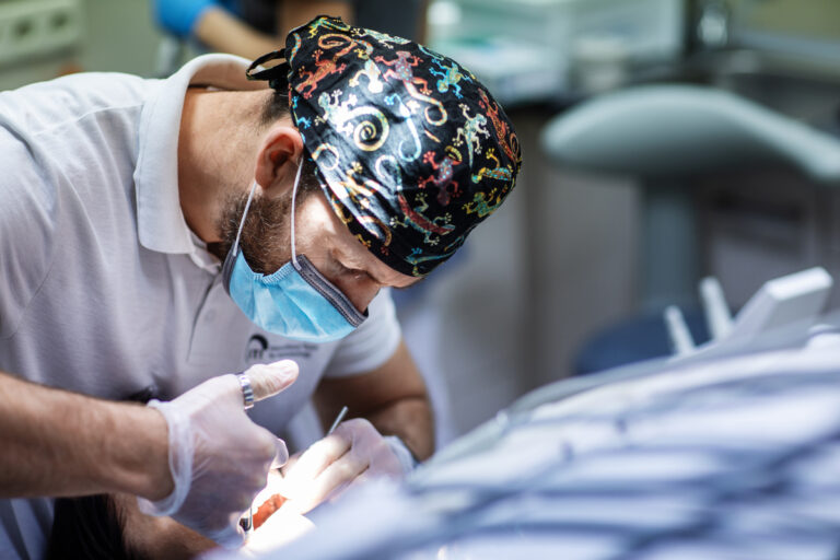 Ból zęba po wizycie u dentysty. Czy ból zęba po założeniu wypełnienia u dentysty jest niepokojący?