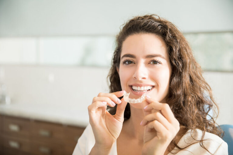 Invisalign® czy zwykły aparat ortodontyczny?